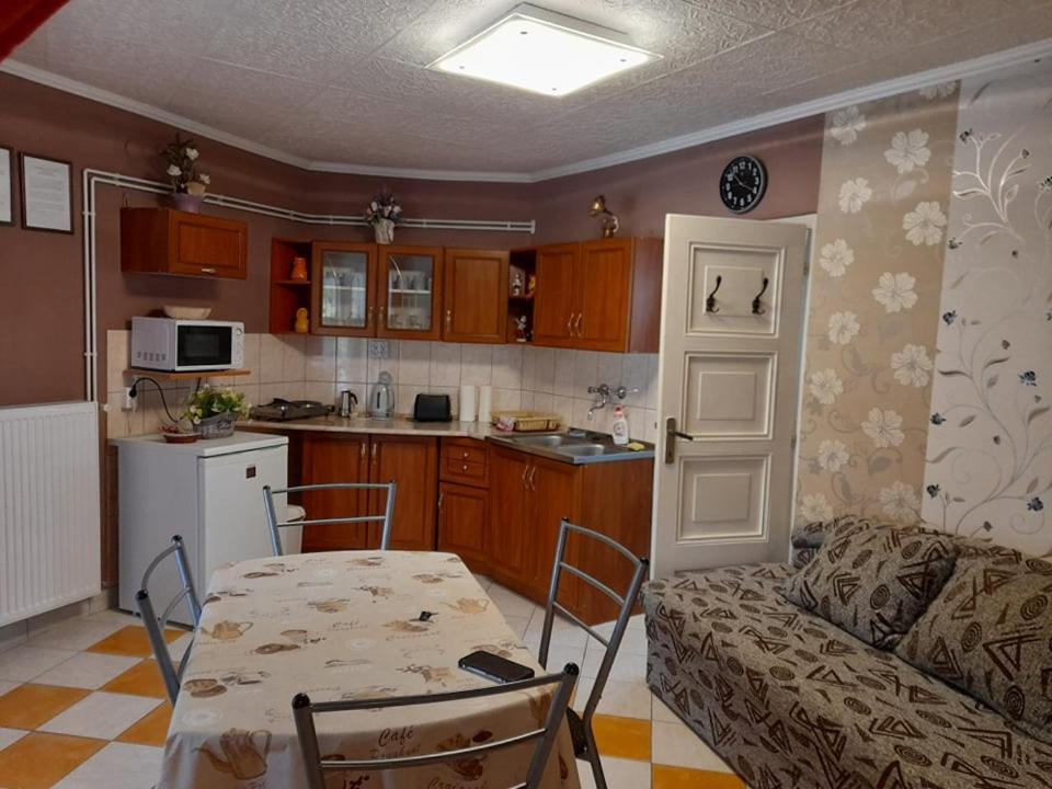 Gyoengyvirag Apartment Romhany Exterior photo
